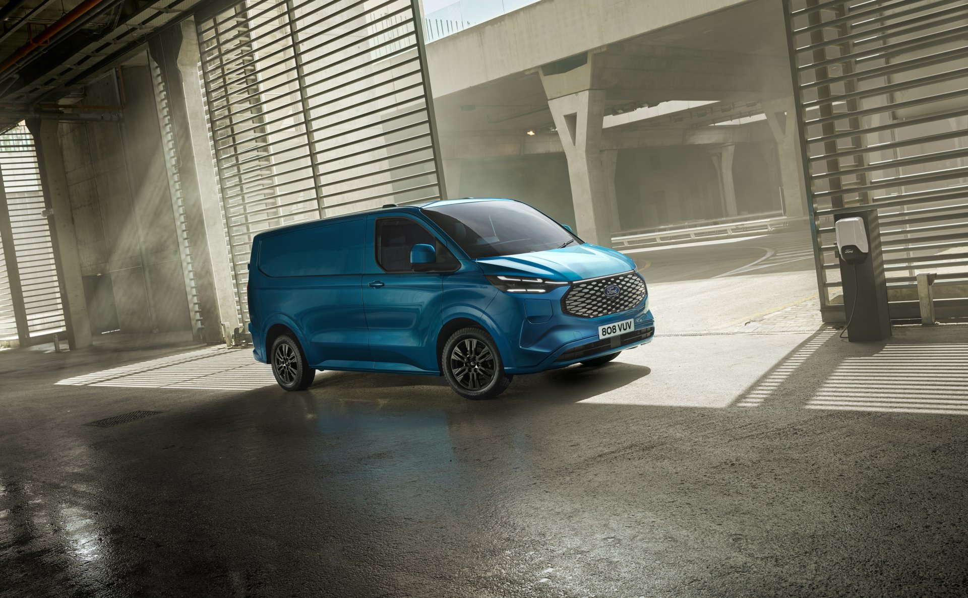 2022_ford_e-transit_custom_02