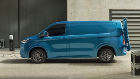 ford-transit_custom_bev-04_v710_ext_profile_talent_v6_2160x1215jpgrenditionsmedium